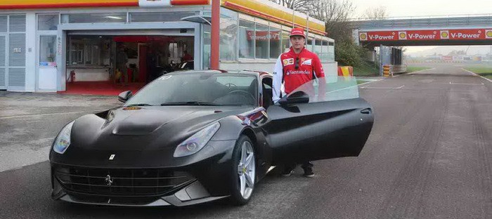 فيديو : كيمي رايكونن يقود فيراري F12 بيرلينيتا علي حلبة فيورانو