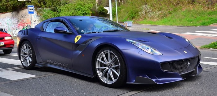 فيراري Tailor Made F12 TDF تتألق بلون أزرق مطفي