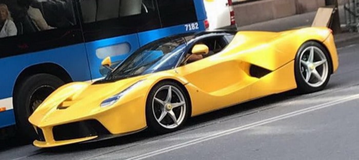 زلاتان إبراهيموفيتش يظهر في ستوكهولم وهو يقود لافيراري صفراء