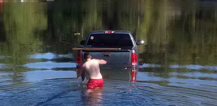 كلب غاضب يتسبب في سقوط شاحنة GMC سييرا في بحيرة !!