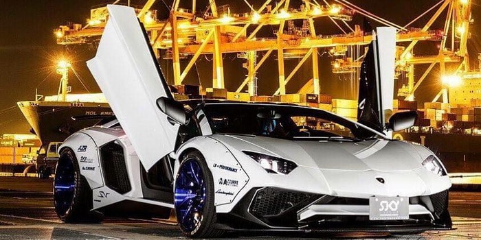 لامبورجيني أفينتادور SV بتعديل Liberty Walk تتحدى الليل