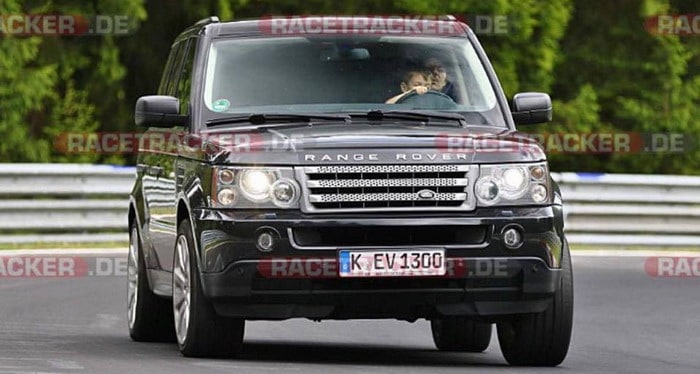 رصد طفل صغير يقود سيارة رانج روفر سبورت على أصعب مضمار في العالم