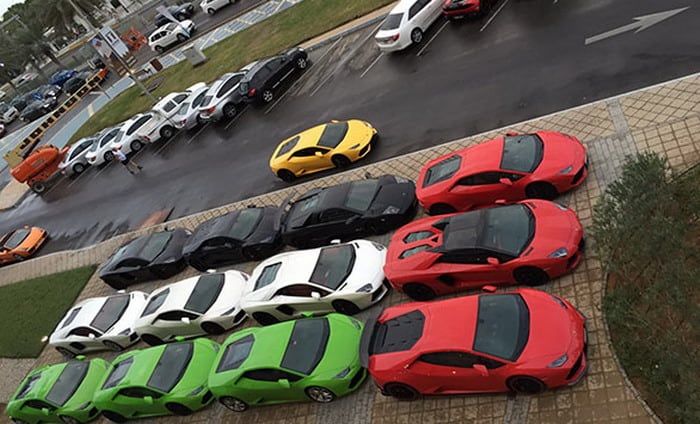 18 سيارة لامبورغيني تشكل علم الإمارات في الاحتفال باليوم الوطني في أبوظبي