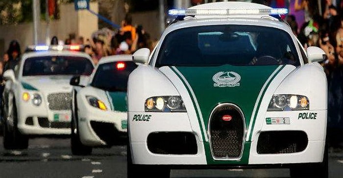 تقارير انجليزية تشيد بسيارات شرطة دبي وخاصة بوجاتي فيرون