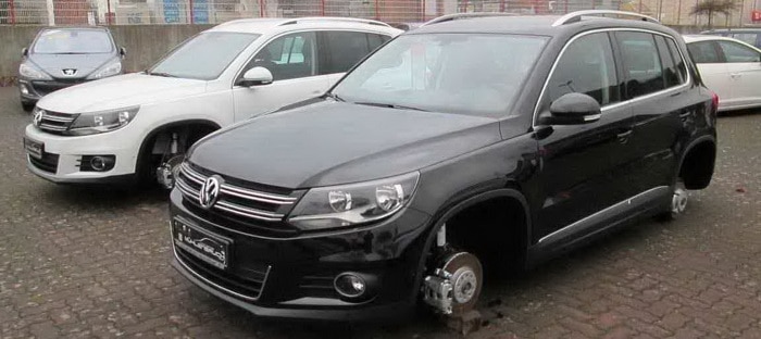 لصوص يسرقون عجلات 11 سيارة من موزع فولكس فاجن ألماني