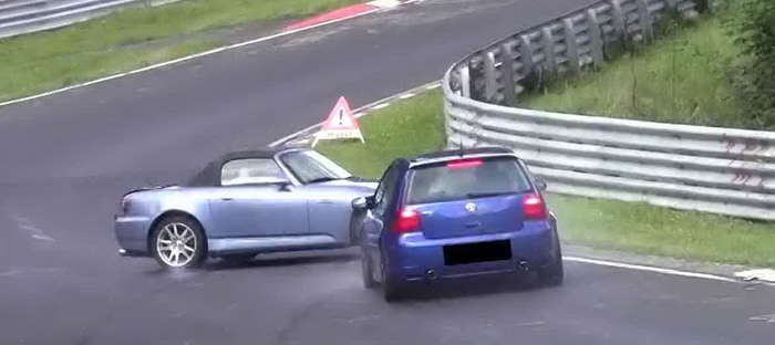 فيديو : جولف R تفقد السيطرة وتصطدم بهوندا S2000 علي النربرجرينج