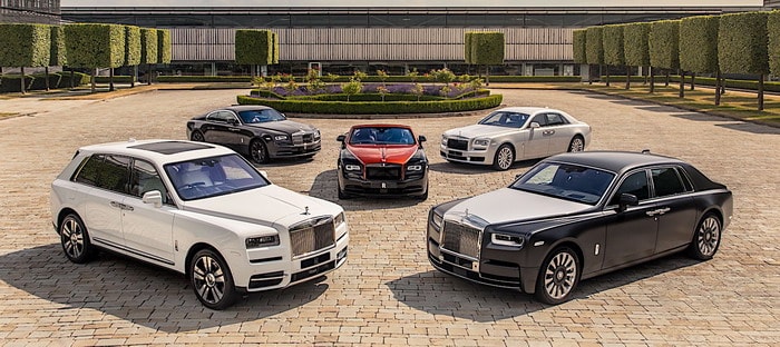 عرض رولزرويس كولينان في مهرجان جودوود بجانب باقي سيارات الشركة الانجليزية