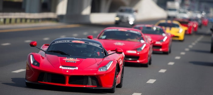 تجمع سيارات فيراري يخترق الروتين ويطلق العنان للإثارة في دبي