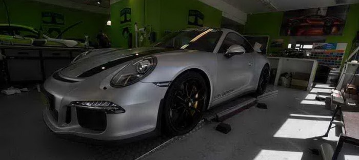 ظهور نسخة بورشه 911 R معدلة بحلة ألومنيوم وخطوط سوداء