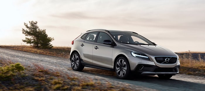 فولفو V40 كروس كانتري 2017 تقدم بمحركات 1.5 و2 لتر ومصابيح أمامية جديدة