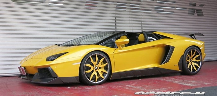 لامبورجيني أفنتادور رودستر بملامح الخطر السوداء والصفراء تنطلق عبر OfficeK