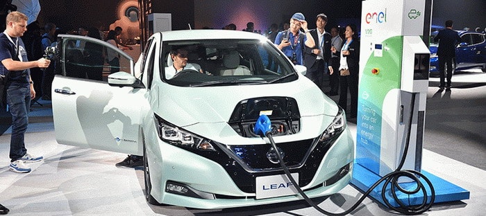 معرض دبي الدولي للسيارات المحطة الأولى لنيسان ليف عربياً