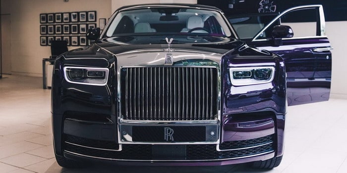 رولزرويس فانتوم أرجوانية مثيرة تظهر لدي موزع في لندن