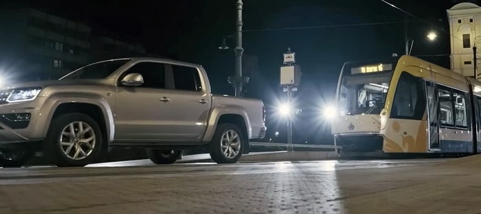 فيديو : فولكس فاجن أماروك V6 TDI الجديدة تسحب ترام في المجر