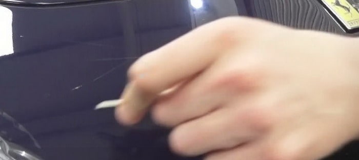 فيديو : هل تصدقون أن هذا الرجل يخدش سيارته الفيراري بنفسه بمفتاح ؟!