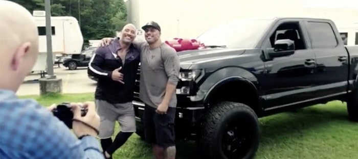 الروك يهدي سيارة فورد F150 لبديله في المشاهد الخطيرة