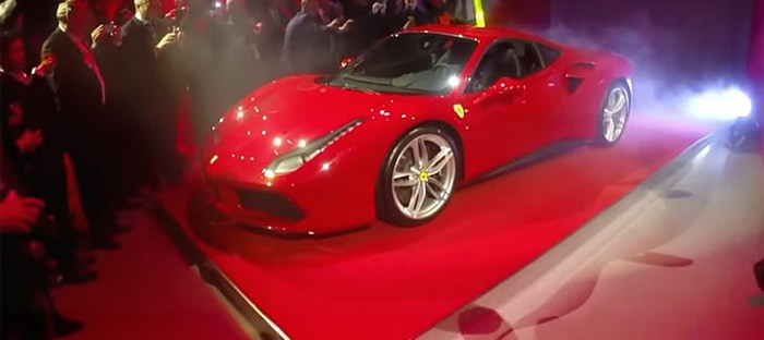 فيديو : فيراري 488 GTB تغازل الجمهور بصورة حية وملامح مثيرة