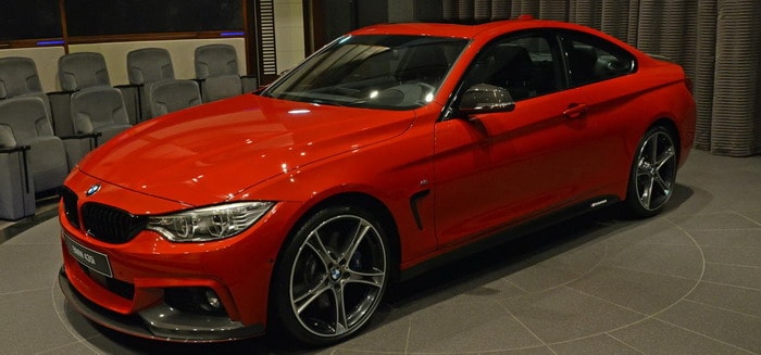 BMW 435i كوبيه MSport حمراء مثيرة تحرك الأجواء في أبوظبي