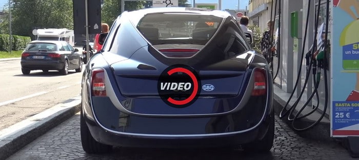 فيديو : رولزرويس Sweptail بسعر 12 مليون دولار ترصد وهي في محطة وقود