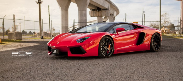 لامبورجيني أفنتادور روسو كورسا تبدو مذهلة بعجلات PUR السوداء المثيرة