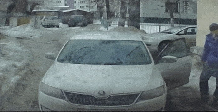 فيديو : كتلة ثلج كبيرة تسقط فوق سيارة سكودا ونجاة صاحبها في آخر لحظة !!