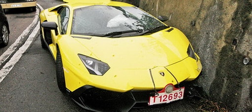 سائق اختبارات بهونج كونج يحطم نسخة العام الخمسين من لمبورجيني افنتادور LP7204