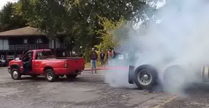 فيديو : شيفروليه بيك أب تمارس لعبة شد الحبل مع شاحنة ، فهل تتوقعون النتيجة ؟