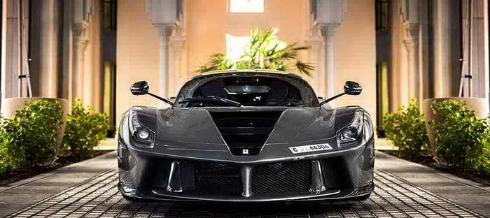 فيراري لافيراري باللونين الرمادي والأسود تتألق في دبي