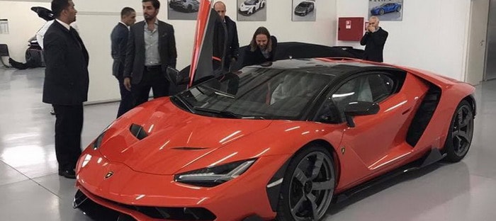 شيخ إماراتي يتسلم أول سيارة لامبورجيني سنتيناريو
