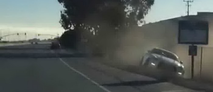 فيديو : نيسان GTR تفقد السيطرة وتقترب من الاصطدام بسياج جانبي