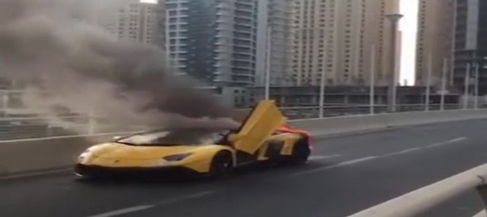 فيديو : لامبورجيني أفنتادور تتفحم بصورة عنيفة ومحزنة في دبي مارينا