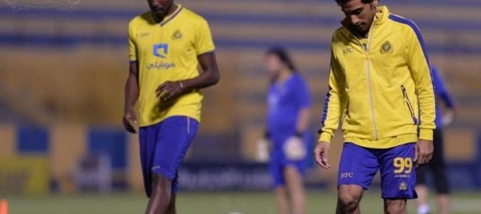 نجم النصر السعودي يبيع سيارته البنتلي بسبب ازمة الرواتب