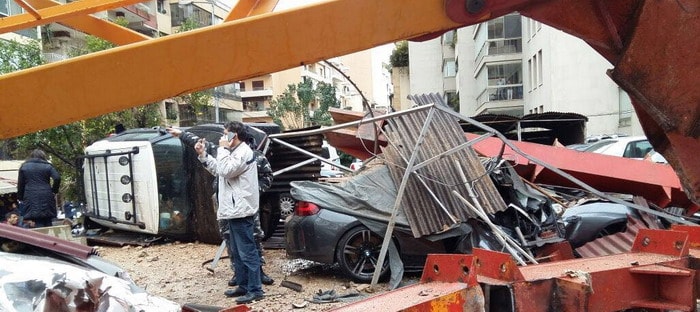 انهيار رافعة خلال عاصفة يدمر BMW M2 في لبنان