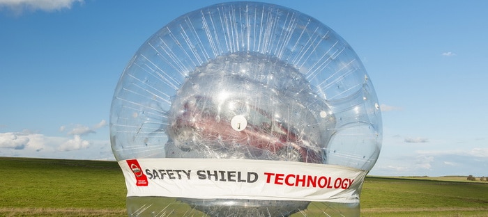 فيديو : نيسان تضع سيارتها نوت في فقاعة ضخمة لاختبار درع الأمان