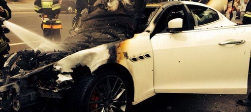 مازيراتي كواتروبورته تتبع تقاليد العائلة الإيطالية وتشتعل فجأة وسط الطريق