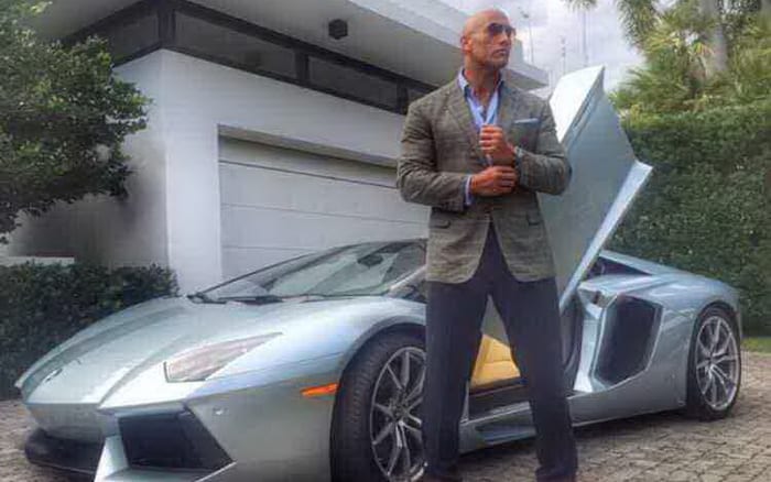 أشهر مصارعي العالم الروك يلتقي بأحد أقوي سيارات العالم أفنتادور