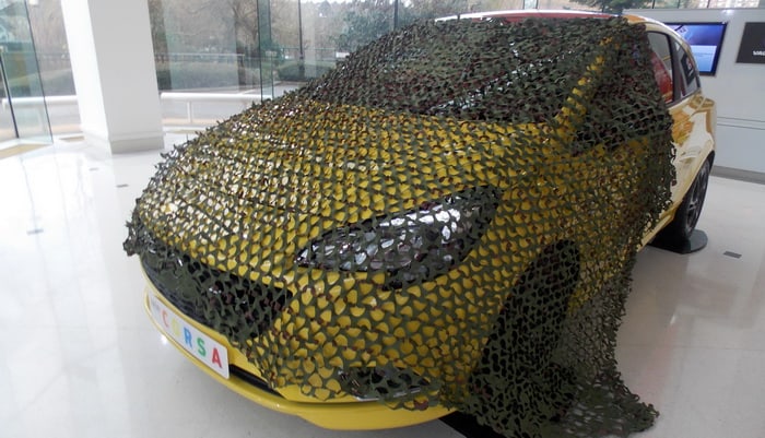 فوكسهول تعرض كورسا بشبكة تمويه غريبة في بريطانيا