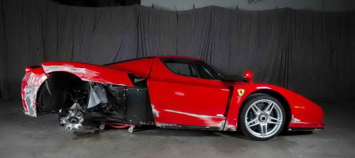 فيراري إنزو 2003 محطمة تعرض للبيع علي الانترنت بسعر 376.000 دولار