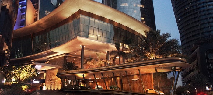 أستون مارتن تفتتح صالة عرض جديدة في أبوظبي وفولكان نجمة الافتتاح