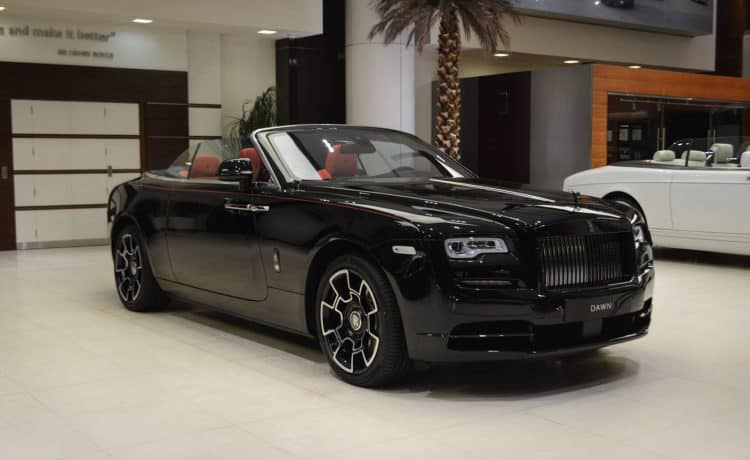 رولزرويس Dawn باللون الأسود الماسي تتلألأ في أكبر صالة عرض في أبوظبي