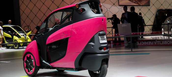 باريس 2014 : تويوتا iRoad ثلاثية العجلات الكهربائية ترتدي حلة وردية