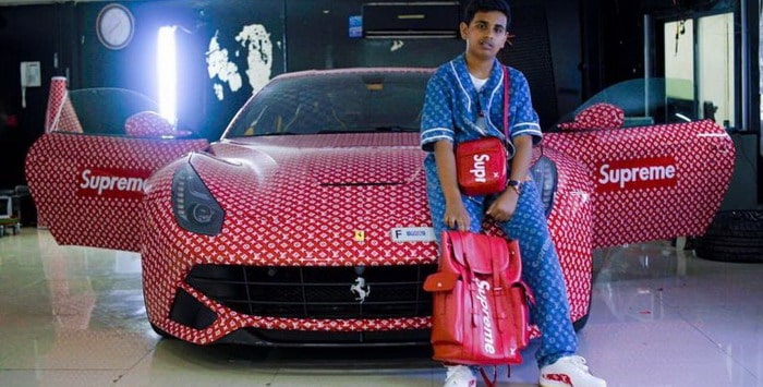 مراهق يغطي سيارته فيراري بورق طباعة خاص في دبي