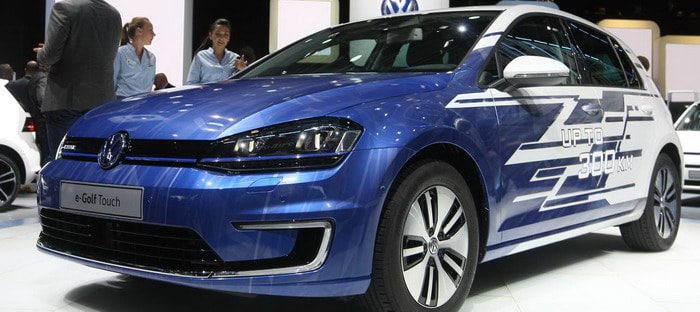 فولكس فاجن eGolf المحسنة بمدي تنقل 300 كم تعرض في باريس 2016