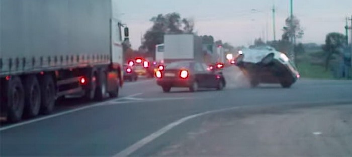 فيديو : هيونداي أكسنت مسرعة تقلب فورد فوكاس علي سقفها في روسيا . . فمن نلوم؟