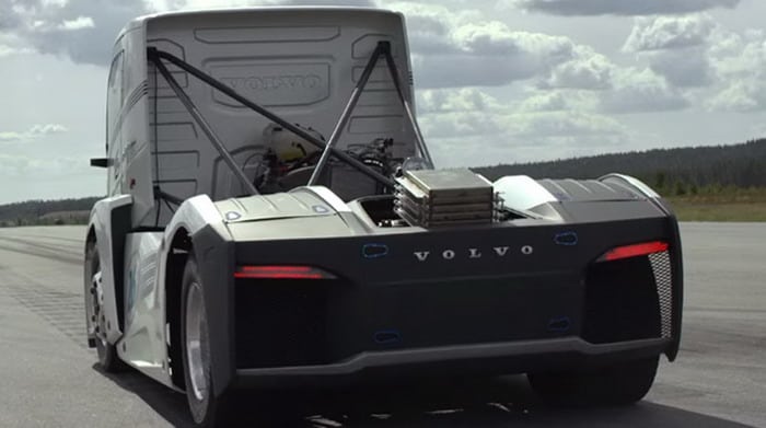 فيديو : شاحنة فولفو بقوة 2400 حصان تحطم رقمين قياسيين لسرعة الشاحنات