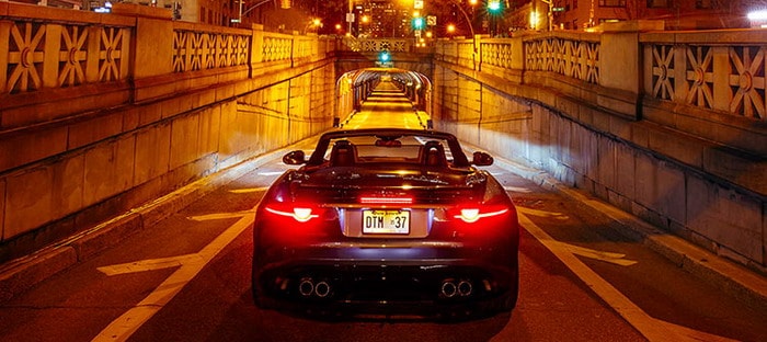 جاجوار FType SVR تهدر بزئير مخيف في نفق بارك أفنيو في نيويورك