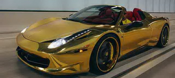 فيراري 458 سبايدر ذهبية . . تكمل العقد الذهبي للسيارات الفائقة