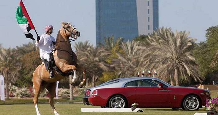هندي يحول سيارته رولزرويس لمعرض صور لكبار رجال الدولة في الإمارات