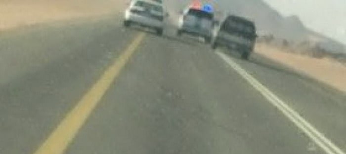 علي طريقة الأفلام . . الشرطة توقف سيارة تعطلت دواسة الوقود بها بمناورة غريبة