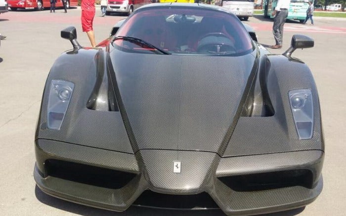 فيراري إنزو بحلة ألياف كربون غير مطلية تبدو مثيرة ومدهشة